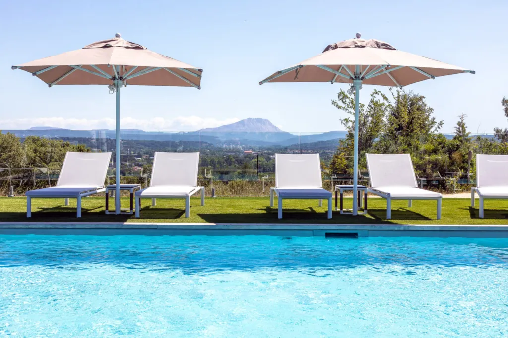 Hôtel avec piscine, bar et salle de sport à Aix-en-Provence – découvrez les équipements bien-être du The Camp Hôtel & Lodges