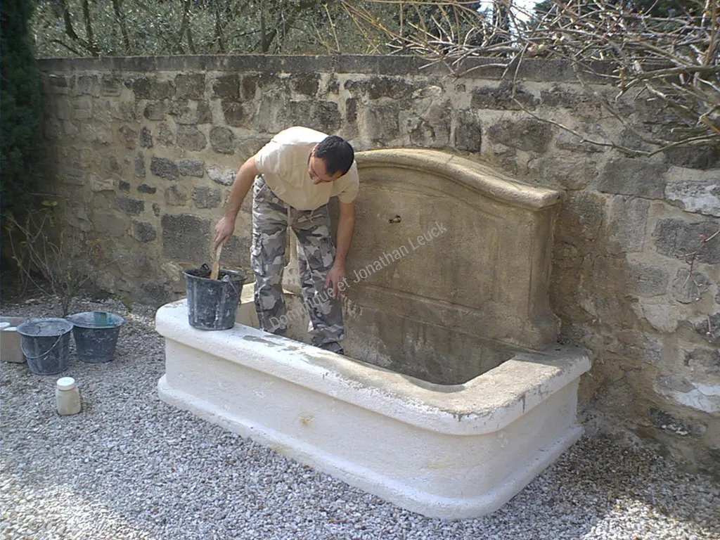 Fontaine De Brignac en pierre de Fontvieille