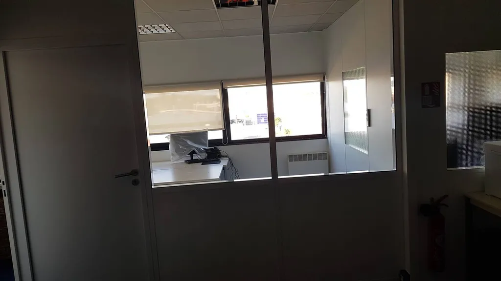 Cloisons modulaires semi-vitrées toute hauteur pour transformer vos espaces de travail à Paris