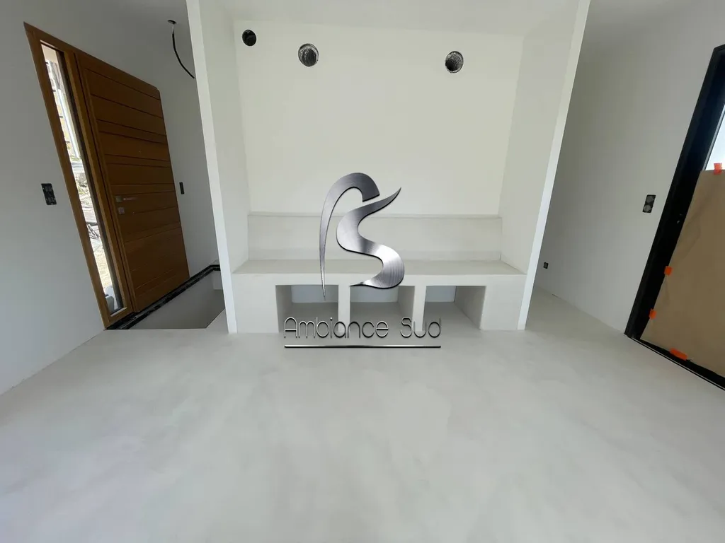 Réalisation d’un sol et d’une banquette en béton ciré taloché couleur blanc craie à La Destrousse près de La Bouilladisse