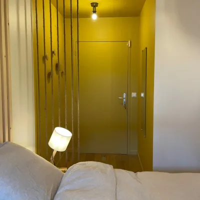 Alcôve peinte en jaune Sudbury Yellow, lumière douce et atmosphère reposante, par l’Atelier D, architecte d'intérieur à Bordeaux.