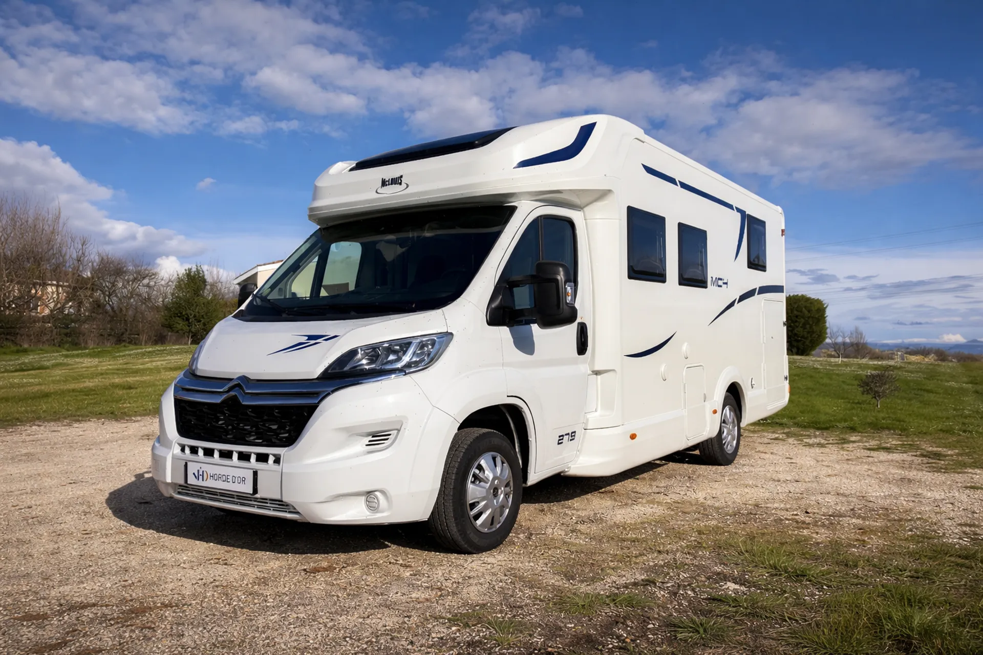 Camping-car 5 places sur Fiat avec lit central et lit de pavillon disponible à Blagnac – idéal pour voyager en famille tout confort.