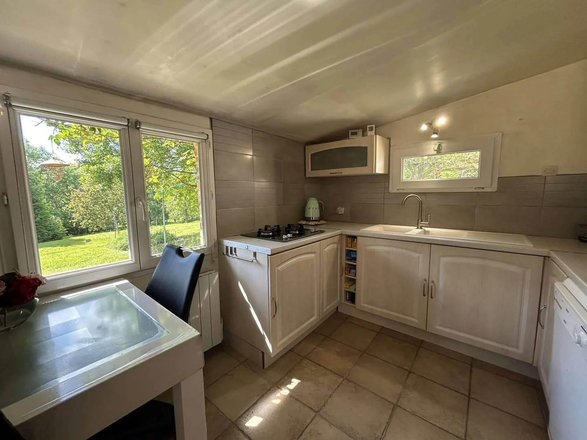 À vendre : Grande maison avec salle de sport à l’étage, facilement transformable en chambre supplémentaire, plus grenier aménagé offrant un espace polyvalent.