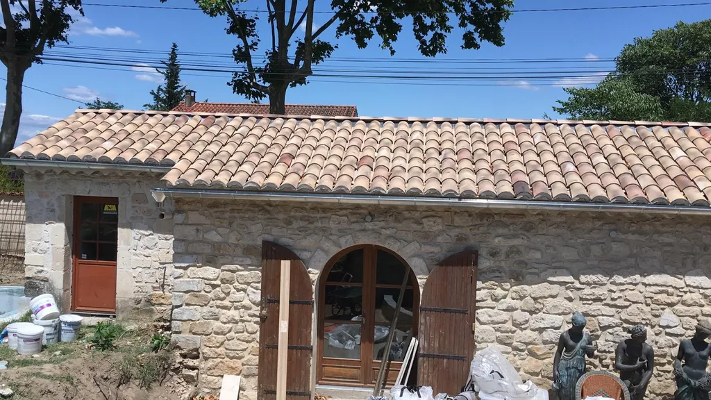 Solution rapide pour rénovation ou changement de gouttière zinc vétuste : devis sous 24h assuré à Carpentras