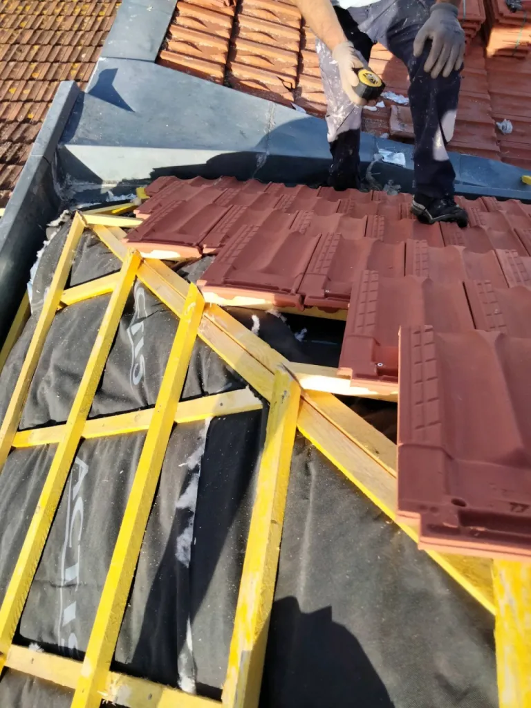 Pose de nouvelles tuiles sur le port de La Teste e Buch