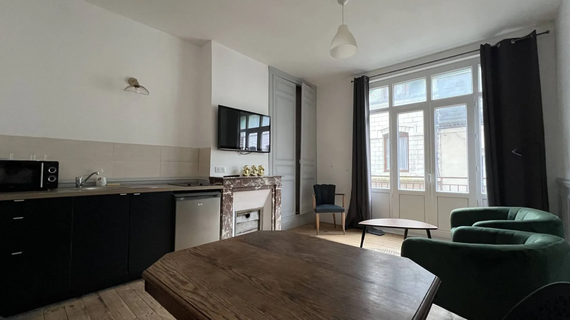 A vendre Immeuble belle époque du XVIIIème siècle, rénové entièrement d'environ 320m² en plein cœur du Tréport 76470. Composé d'un grand espace de vie en RDC et de 6 appartements