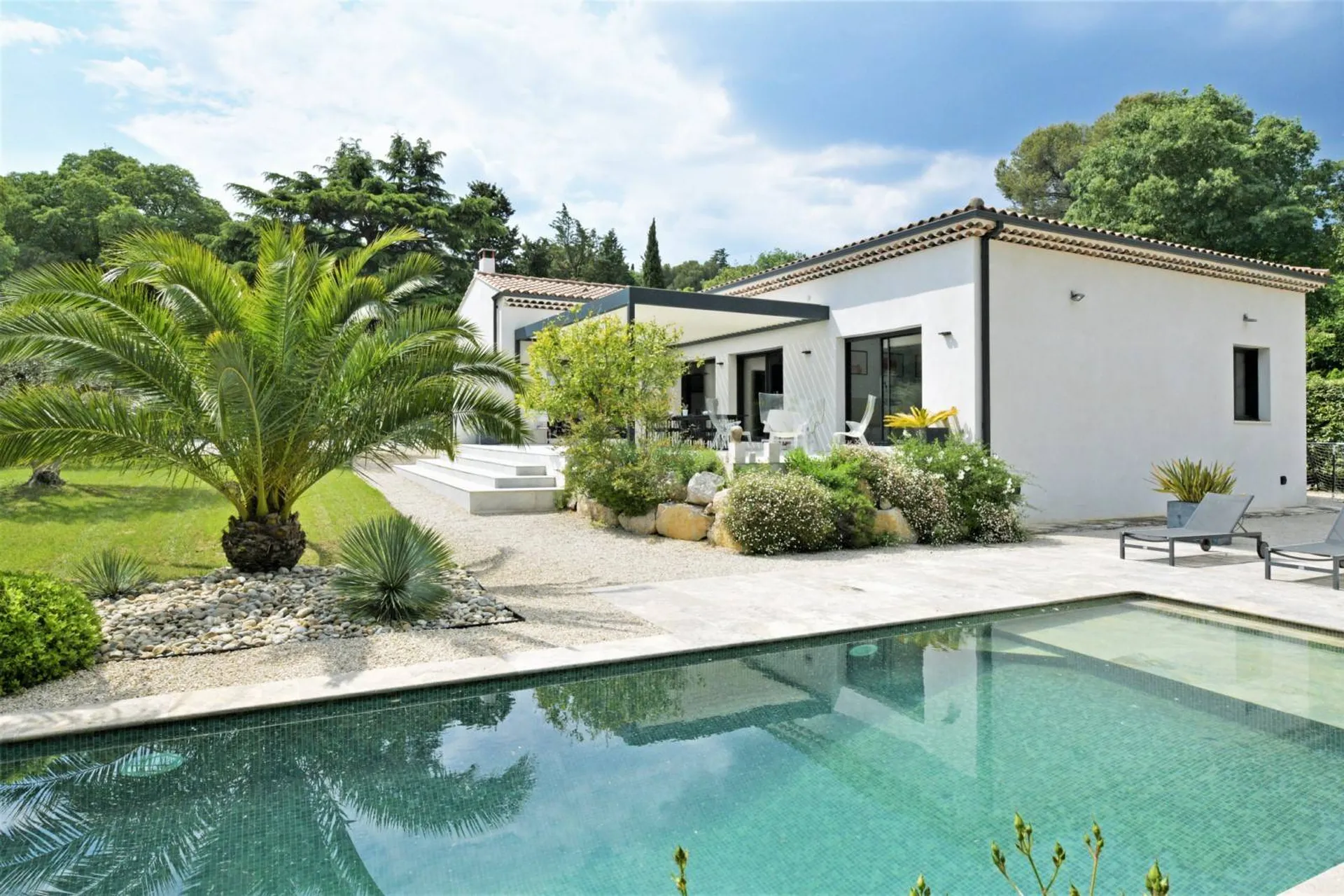 aux Angles, maison contemporaine de plain-pied avec piscine   