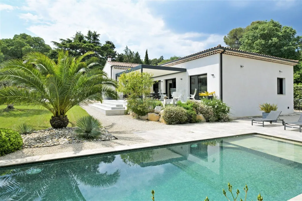 aux Angles, maison contemporaine de plain-pied avec piscine   