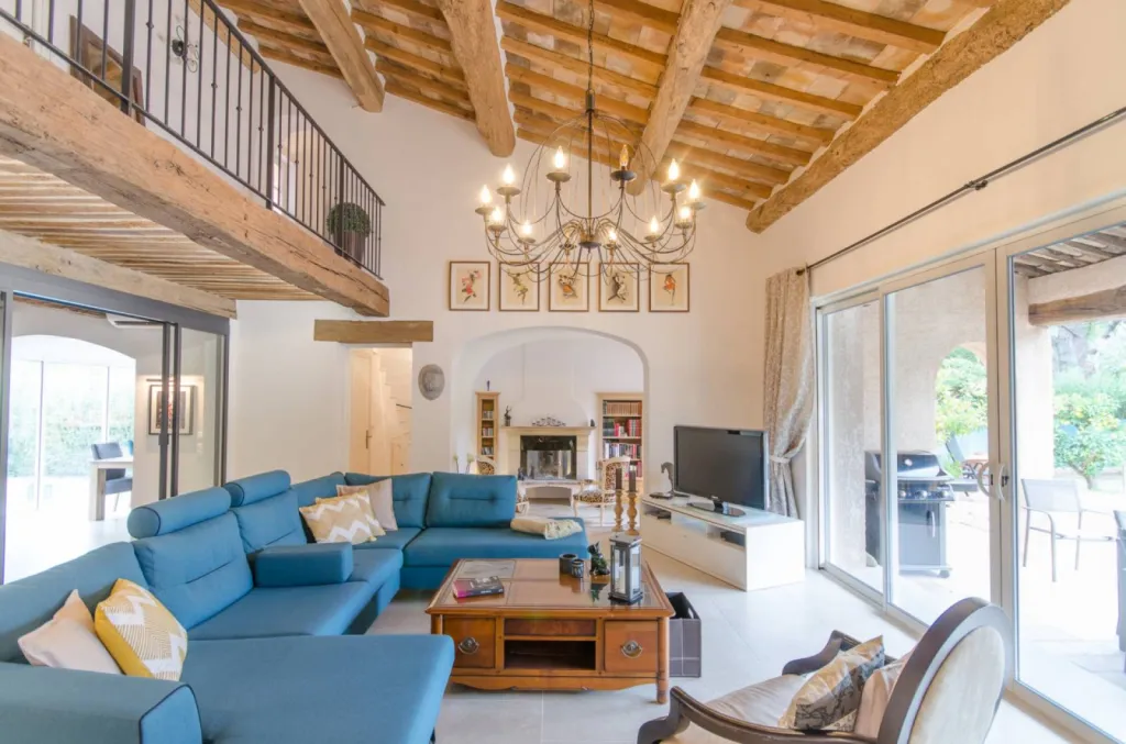 Réalisation d'un salon avec mezzanine dans le Vaucluse à Lourmarin