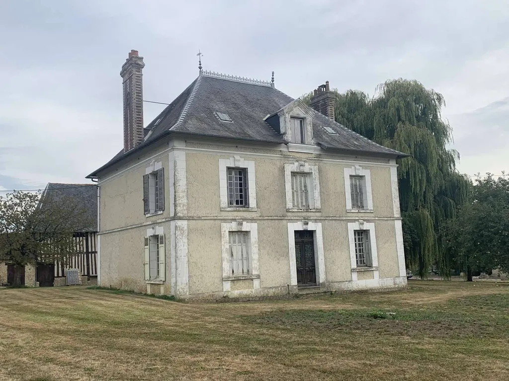 Dans la région de SAINT PIERRE SUR DIVES (CALVADOS) corps de ferme avec 6 ha 90 a de terrain en bordure d'une rivière