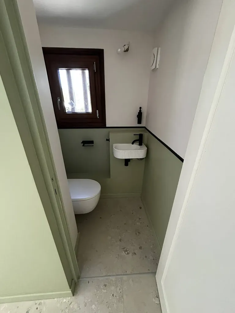 WC du rez-de-chaussée rénové avec équipements modernes