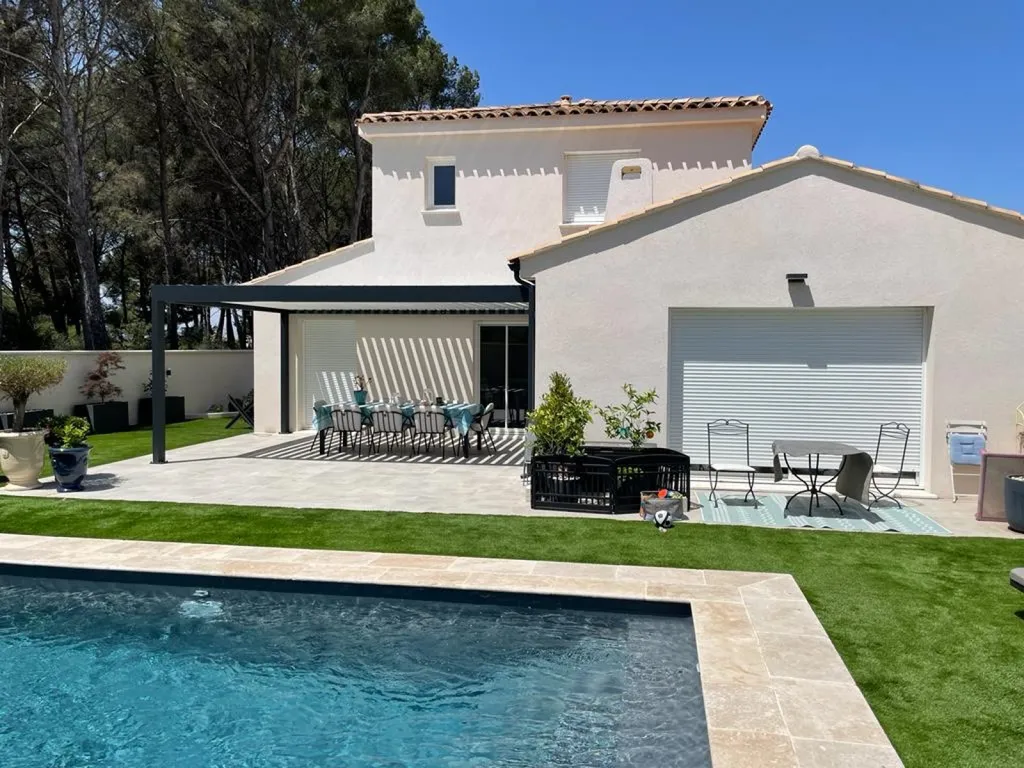 Magnifique Pergola Bioclimatique gris anthracite de chez Marquise sur Saint Mitre les Remparts 