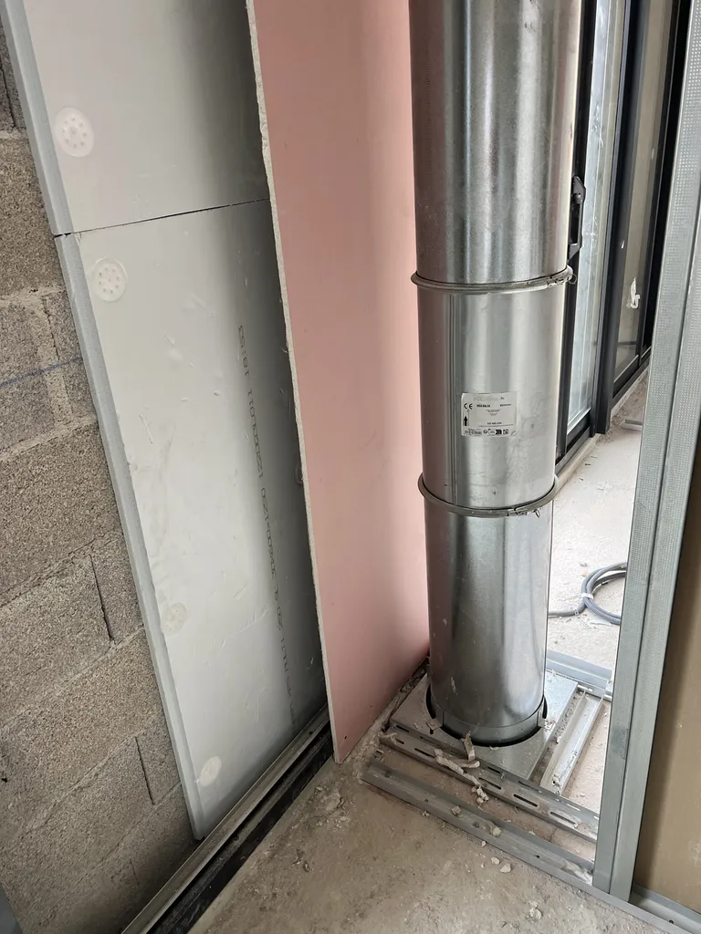 Cloisons coupe-feu en plaques Placoflam BA13 pour assurer une protection incendie performante et une sécurité optimale des locaux.