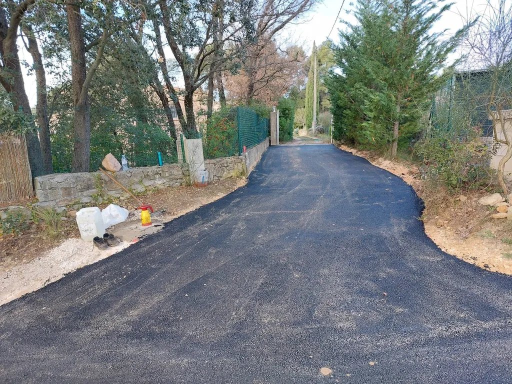 Réfection d'un chemin de copropriété en enrobé de bitume noir dans un lotissement à Pourrières dans le Var