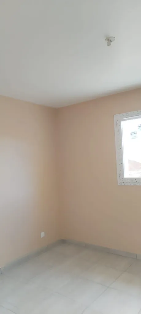 Pavillon neuf de plein pied finition velours au pistolet airless avec ces murs de couleurs près d' ÉVREUX 
