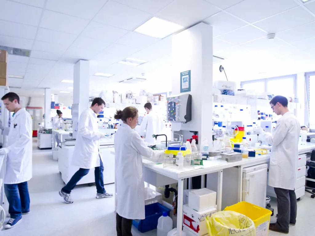 photographe spécialisé pour centre de recherche en santé salle paillasse plan large