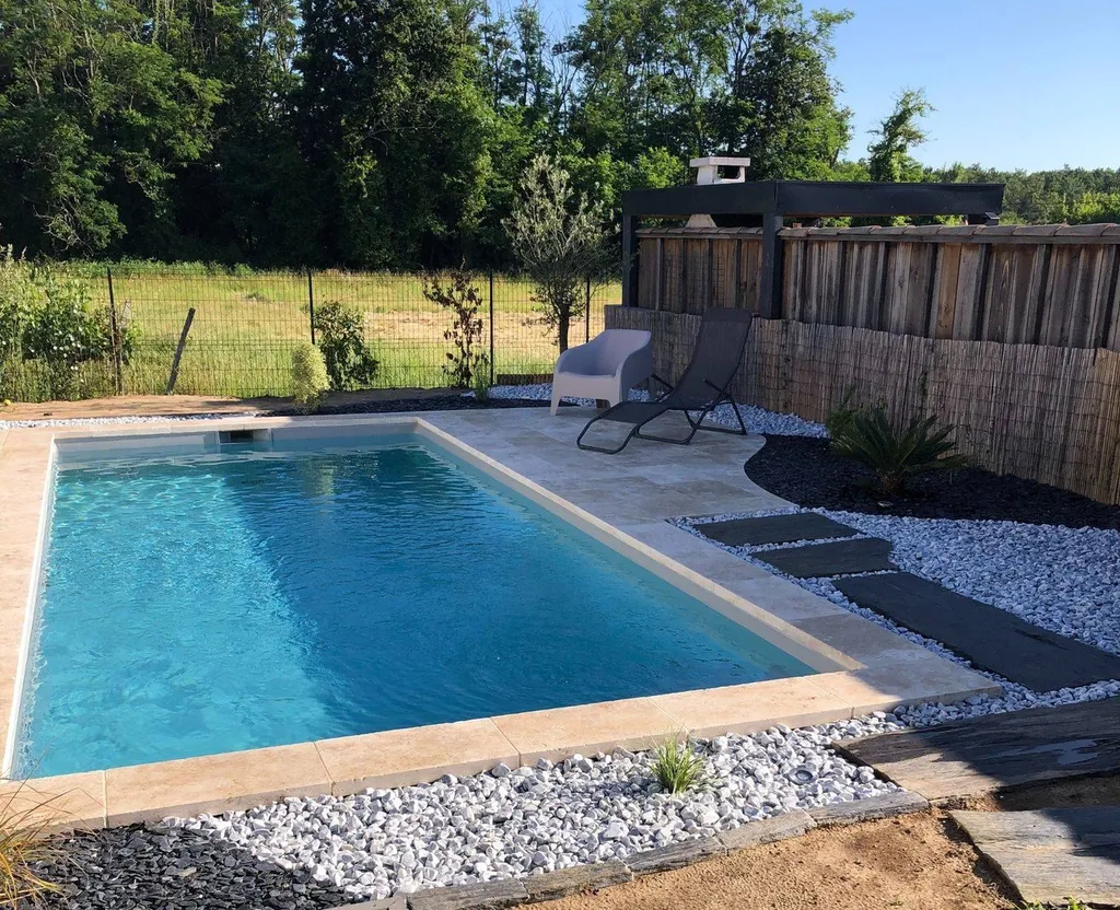 Réalisation d'une piscine traditionnelle et aménagements extérieurs par Sud Ouest Environnement à Montussan près de bordeaux