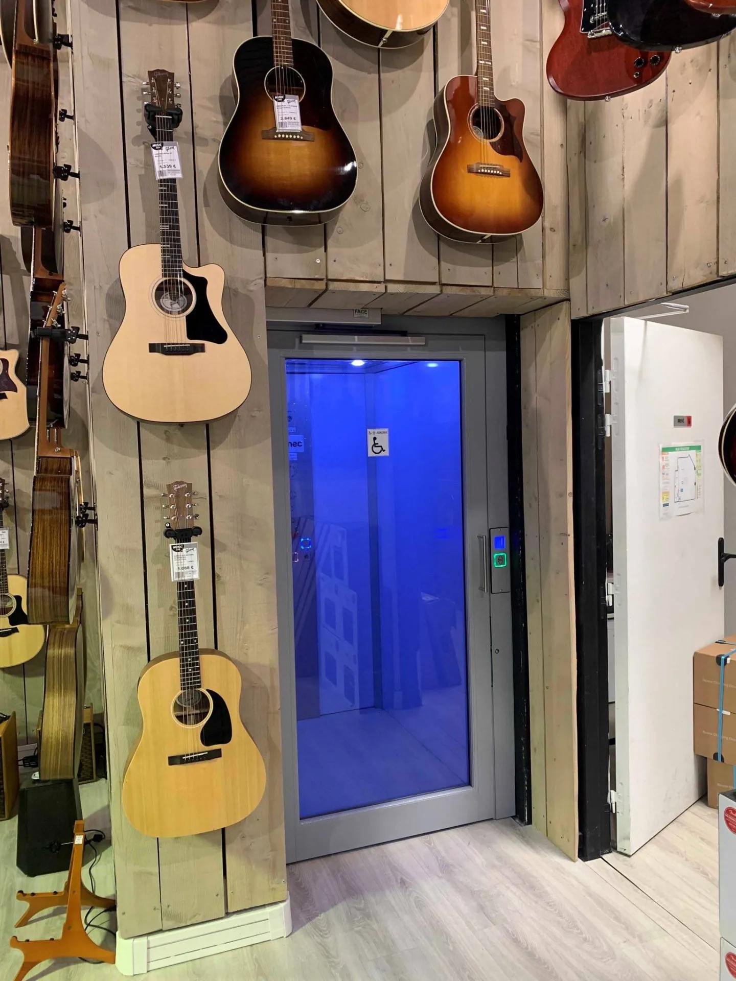 Ascenseur PMR VIMEC E10 électrique à Marseille dans centre commercial, une fois les finitions achevées