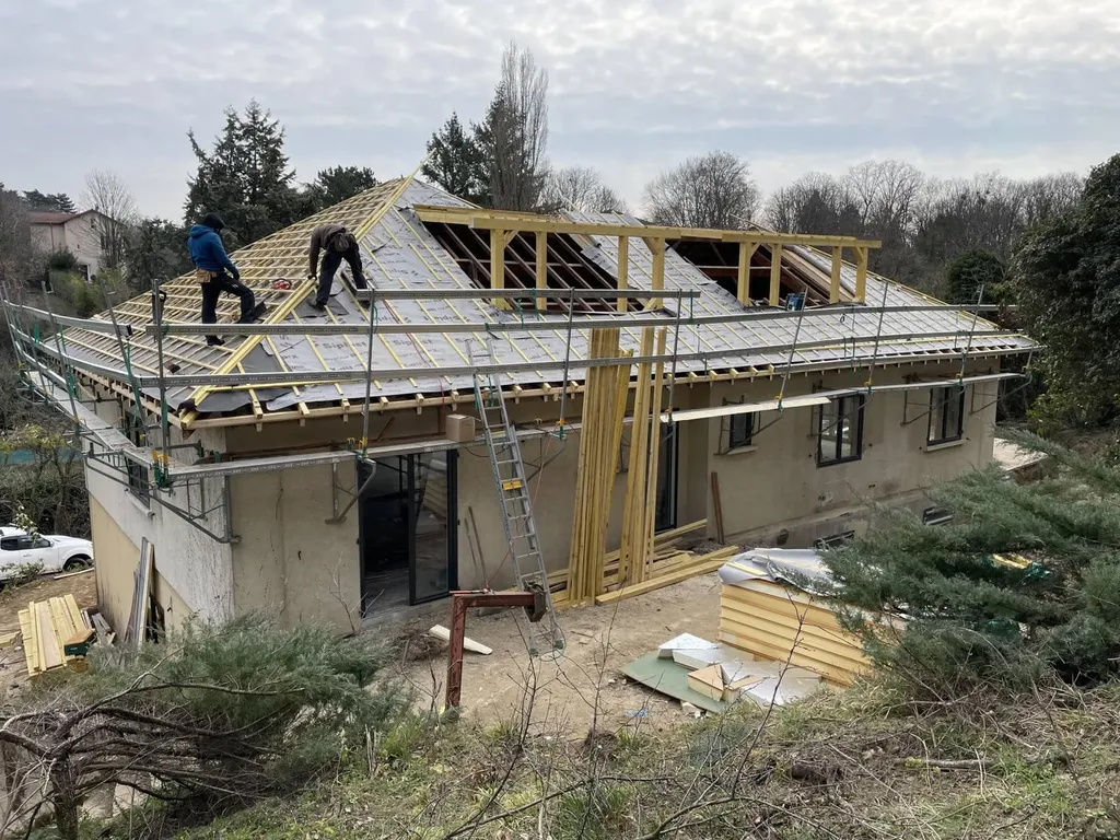 Isolation de toiture par sarking lors d’une surélévation de maison pour améliorer la performance énergétique