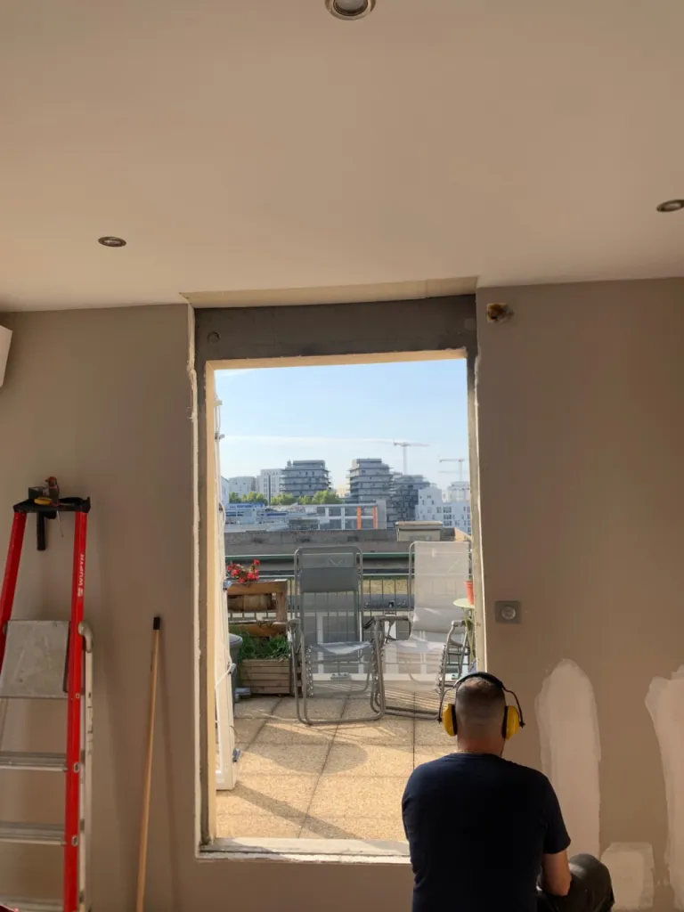 Fenêtres PVC de marque Bouvet modèle thermience avec combiné de volets roulants en dépose totale sur Lyon 69007 en région Rhône-Alpes