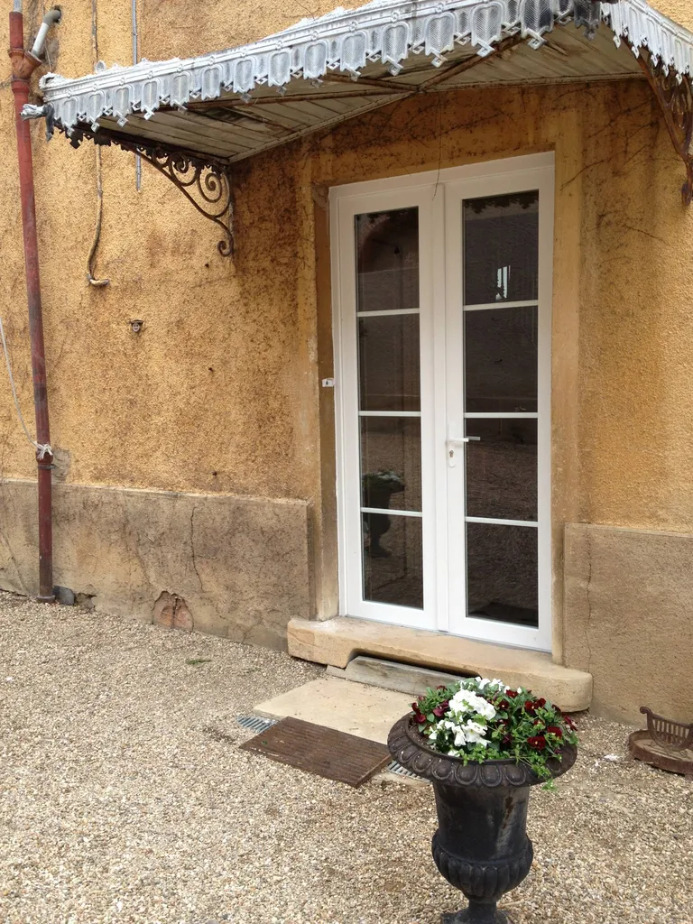 Belle porte en PVC sur un chateau du beaujolais