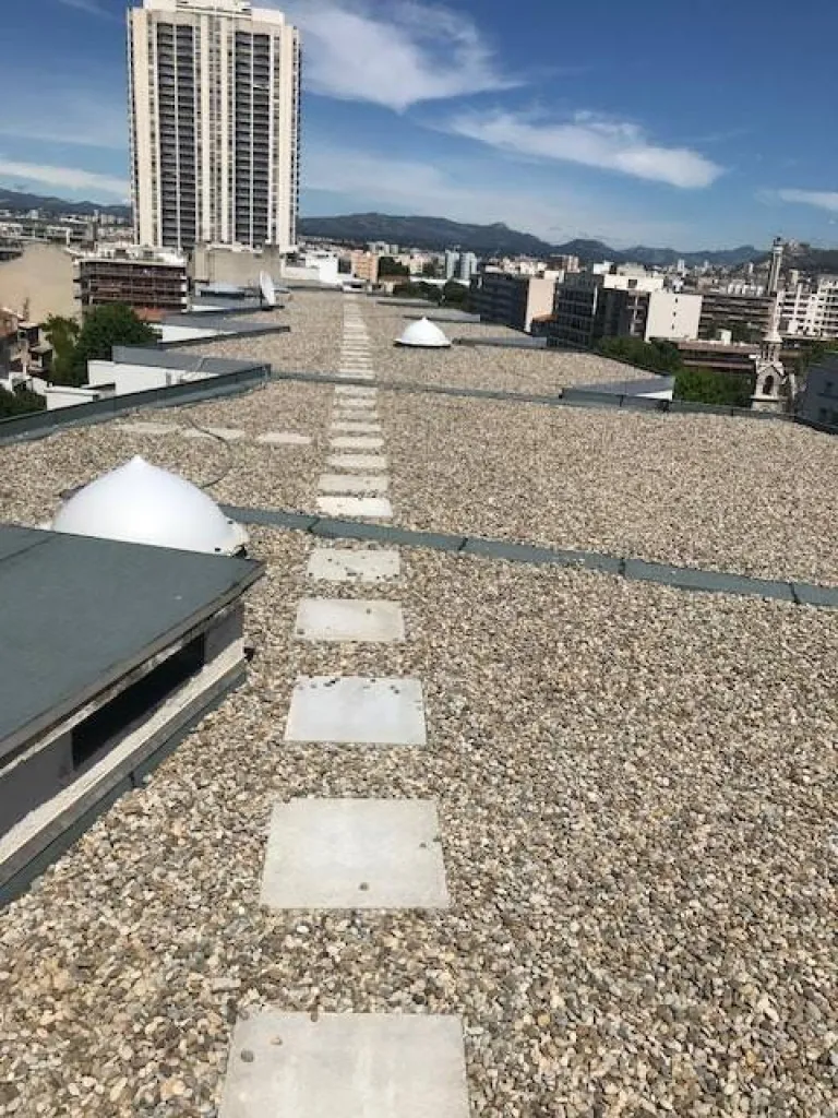 Toiture technique traitée avec une étanchéité bitumineuse autoprotégée par SGF Étanchéité : une solution robuste et durable pour les zones non accessibles.