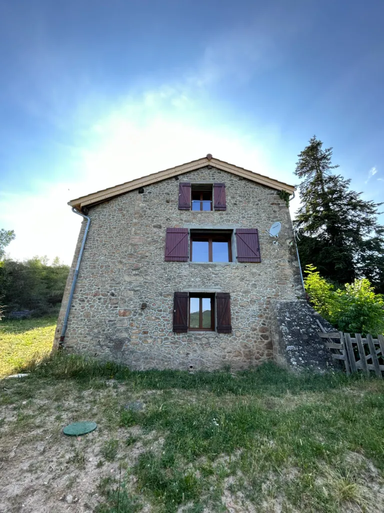 Maison en pierre après agrandissement de fenêtre et rénovation énergétique permettant de valoriser le bien immobilier