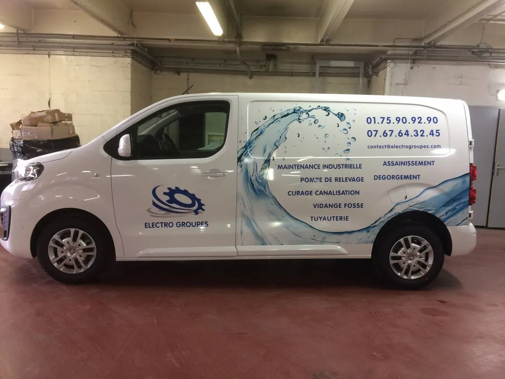 Réalisation d'un marquage de véhicule professionnel pour l'entreprise 