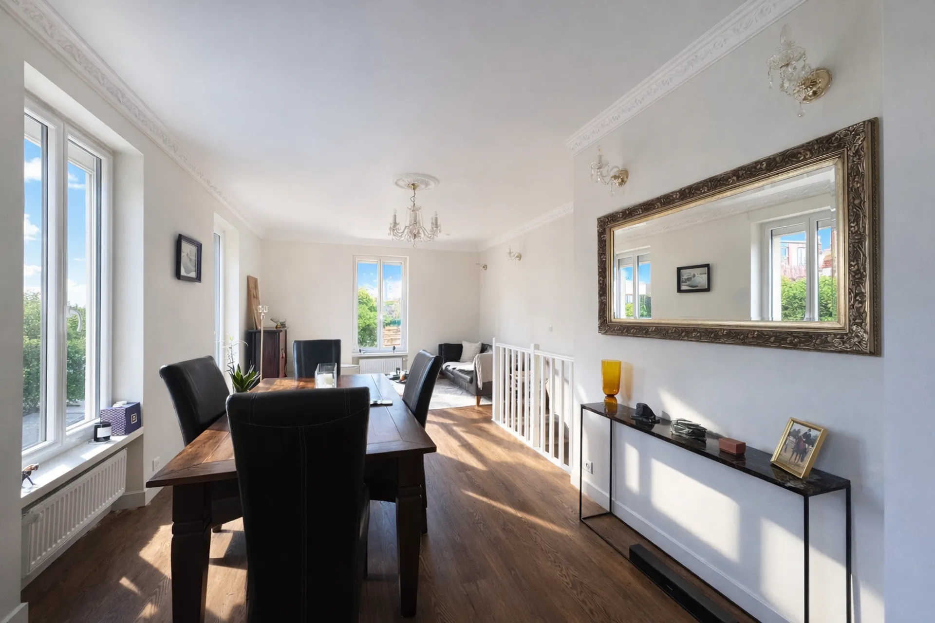 salle à manger ensoleillée à maisons-Laffitte 