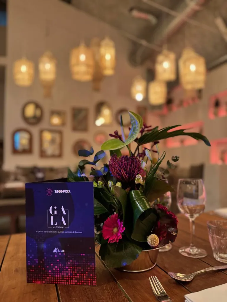 Centre de table contemporain soirée de gala Liv et Lumières 2024