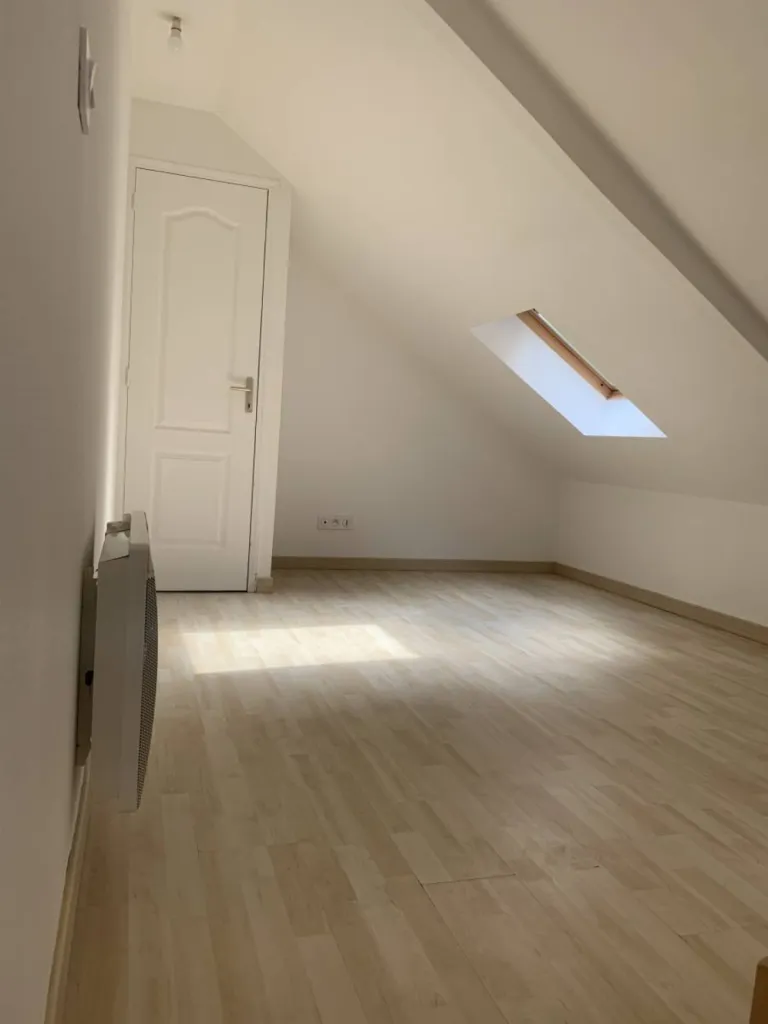 Situé 64 rue Eau de Robec à Rouen