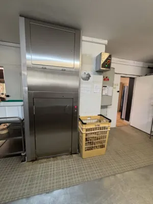 Monte-charges 300 kgs SKG terminé dans ce centre de loisirs près de Marseille