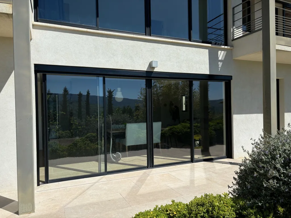 Pose de Store ZIP sur Mesure à Goult – Confort Thermique et Esthétique