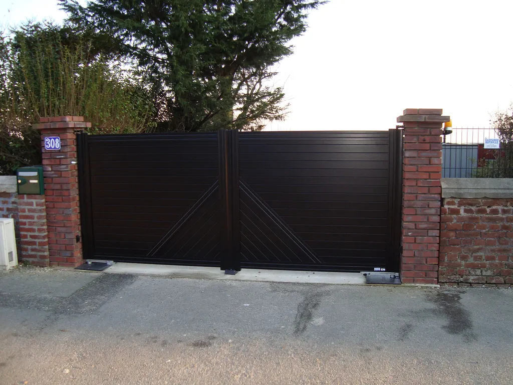 Installation de Portail en aluminium Battant Motorisé, Modèle Classique Semi-Ajouré Sur-Mesure à Bourg Achard dans l'Eure 27 et Le Bosc-du-Theil