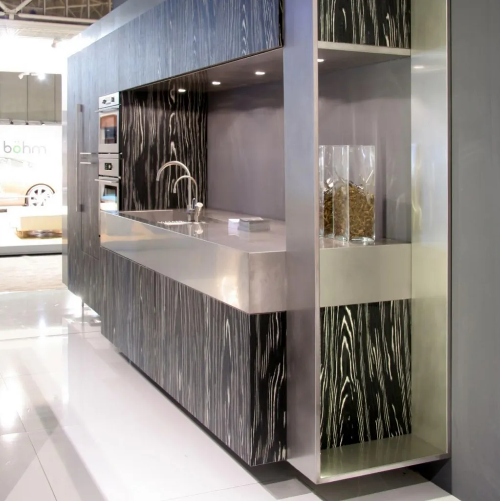 Plan de travail inox dans cuisine de style Grenoble