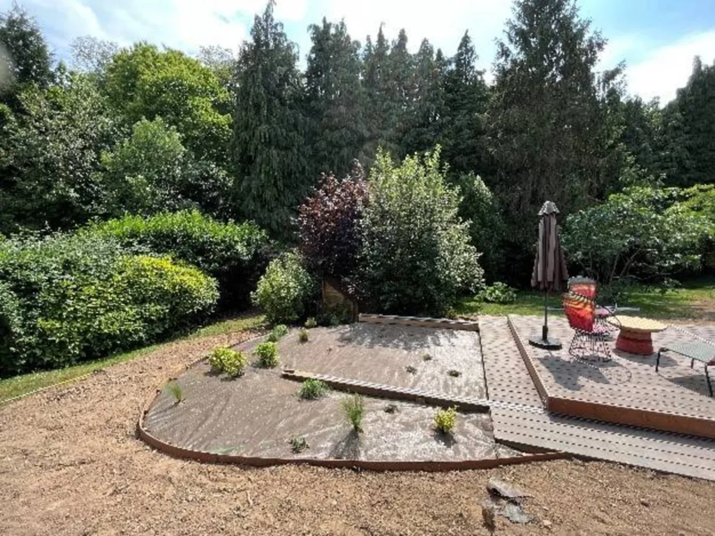 Réalisation de massif pour aménager le pourtour d'une piscine + engazonnement