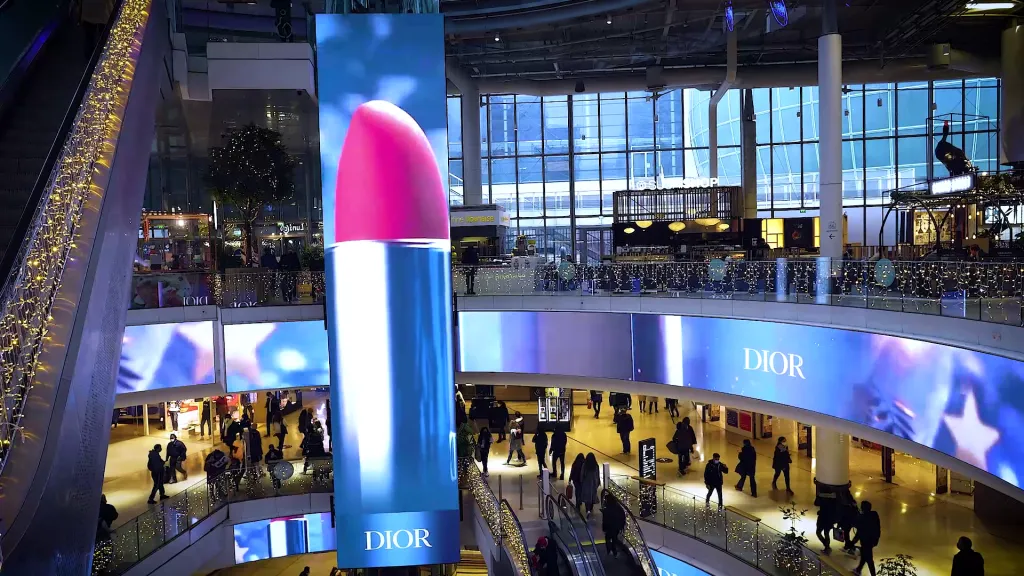 Réalisation d'une vidéo marketing/communication pour l'entreprise Clear Channel à l'occasion de la campagne Dior à Paris La Défense