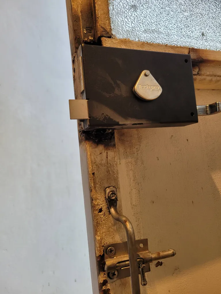 Sécurisation d’une porte forcée à Talence – Renforcement et installation d’une nouvelle serrure pour protéger efficacement l’habitation.