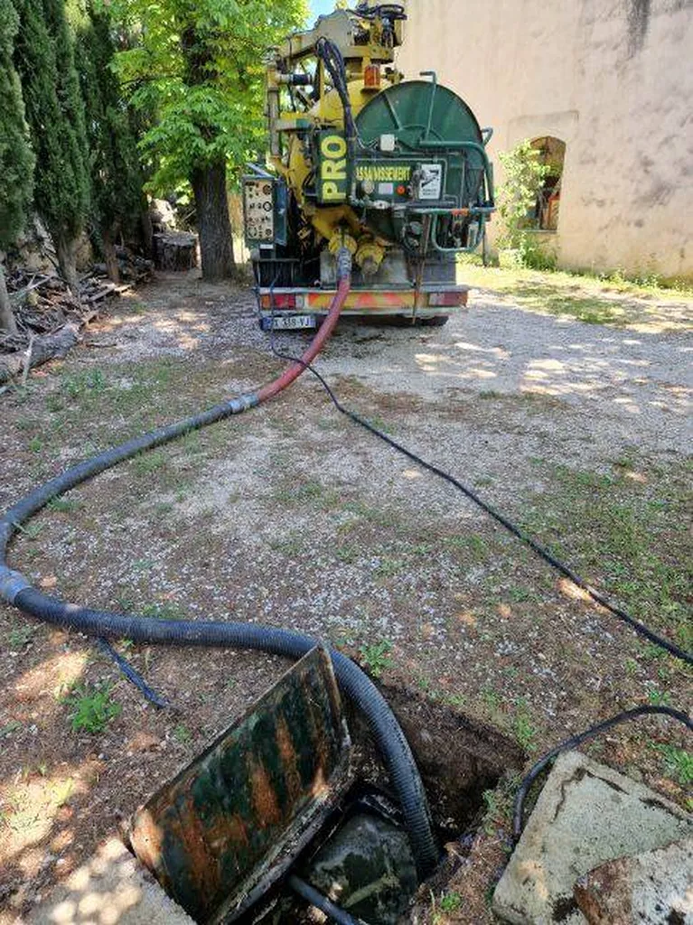 Installation camion hydrocureur pour vidange fosse à Peyrolles septique