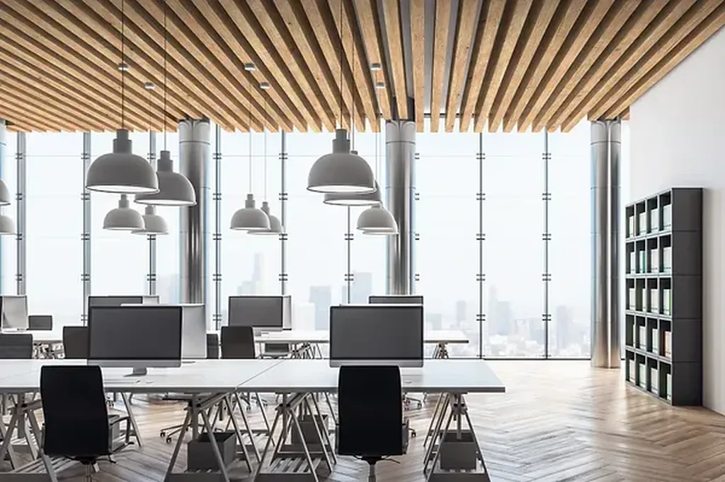 Dalles de revêtement acoustique en plafond pour absorber le bruit dans une salle de réunion à Montpellier