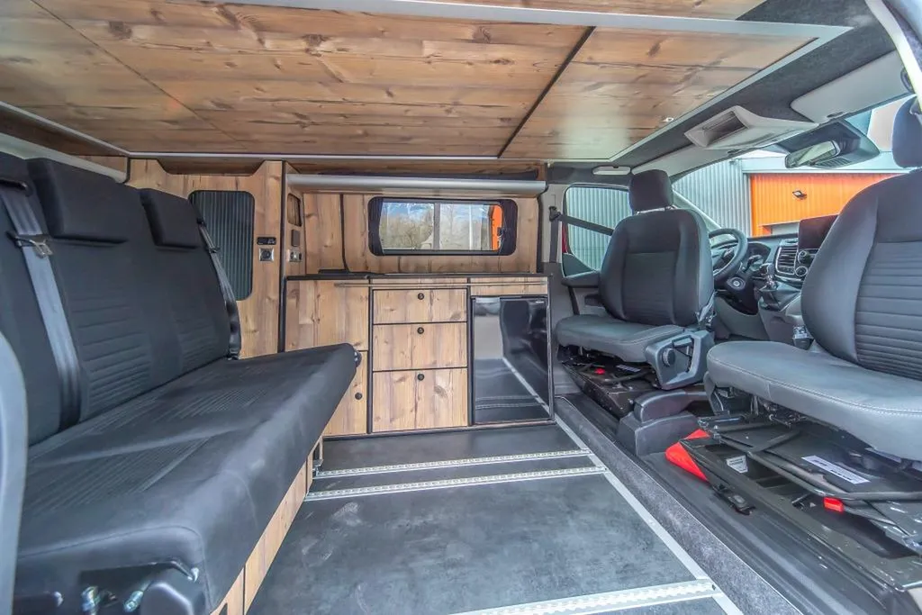 Aménagement intérieur d'un Ford Transit Custom Court sur-mesure à Annecy : van au style chalet alpin pour la Haute-Savoie