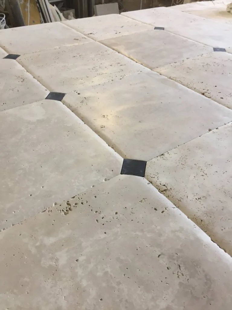 Travertin pour carrelage intérieur et extérieur autour d'une piscine avec margelle en pierre naturelle proche Bergerac, Périgueux entre Bordeaux et Sarlat