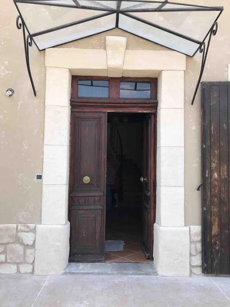 Création d'encadrements, embrasures, linteaux et clés de voûte des ouvertures dans l'occitanie