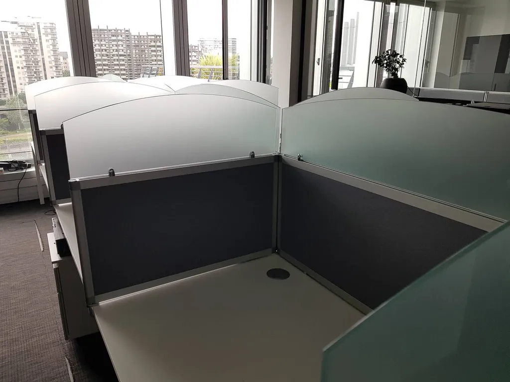 Réalisation d'un espace de call-center avec des bureaux bench alignés offrant un cadre de travail ergonomique à NEUILLY sur SEINE