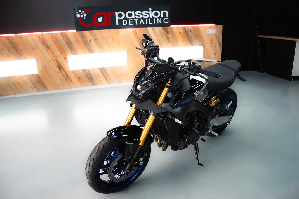 Pose film PPF PRO Film et traitement céramique GTECHNIQ sur Yamaha MT-09 réalisée à Breuil-le-Vert près de Beauvais pour protéger durablement cette moto sportive