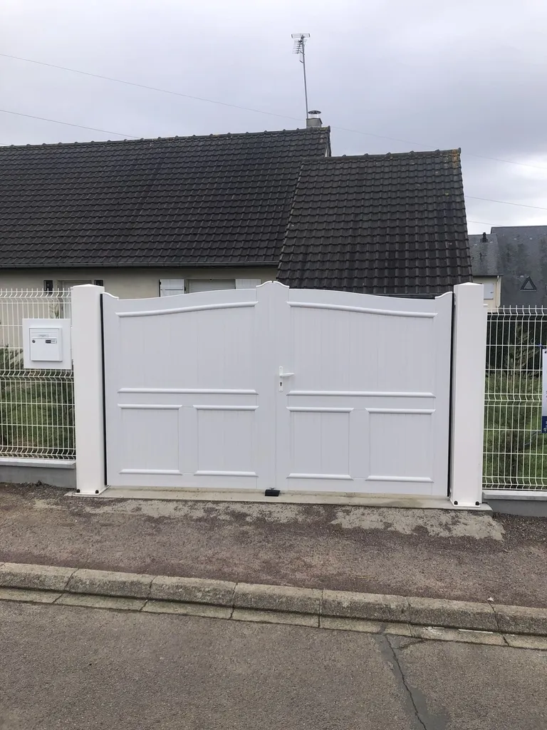 Installation de Portail PVC Battant Classique, Modèle Personnalisable Sans Entretien à Pont-l’Évêque dans le Calvados 14 et Saint-André-d'Hébertot