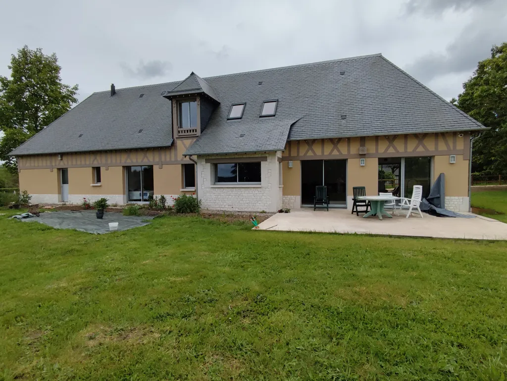 Maison normande en colombages et pierres à Le Neubourg proche Evreux dans l'Eure 27