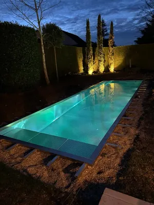 Réalisation d'un couloir de nage en inox de 2,7x9m avec fond du bassin gaufré pour des reflets de lumière uniques à Villennes-sur-Seine (78)