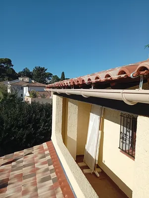 Pose de gouttières en PVC pour une évacuation efficace des eaux pluviales à Saint-Maximin-la-Sainte-Baume