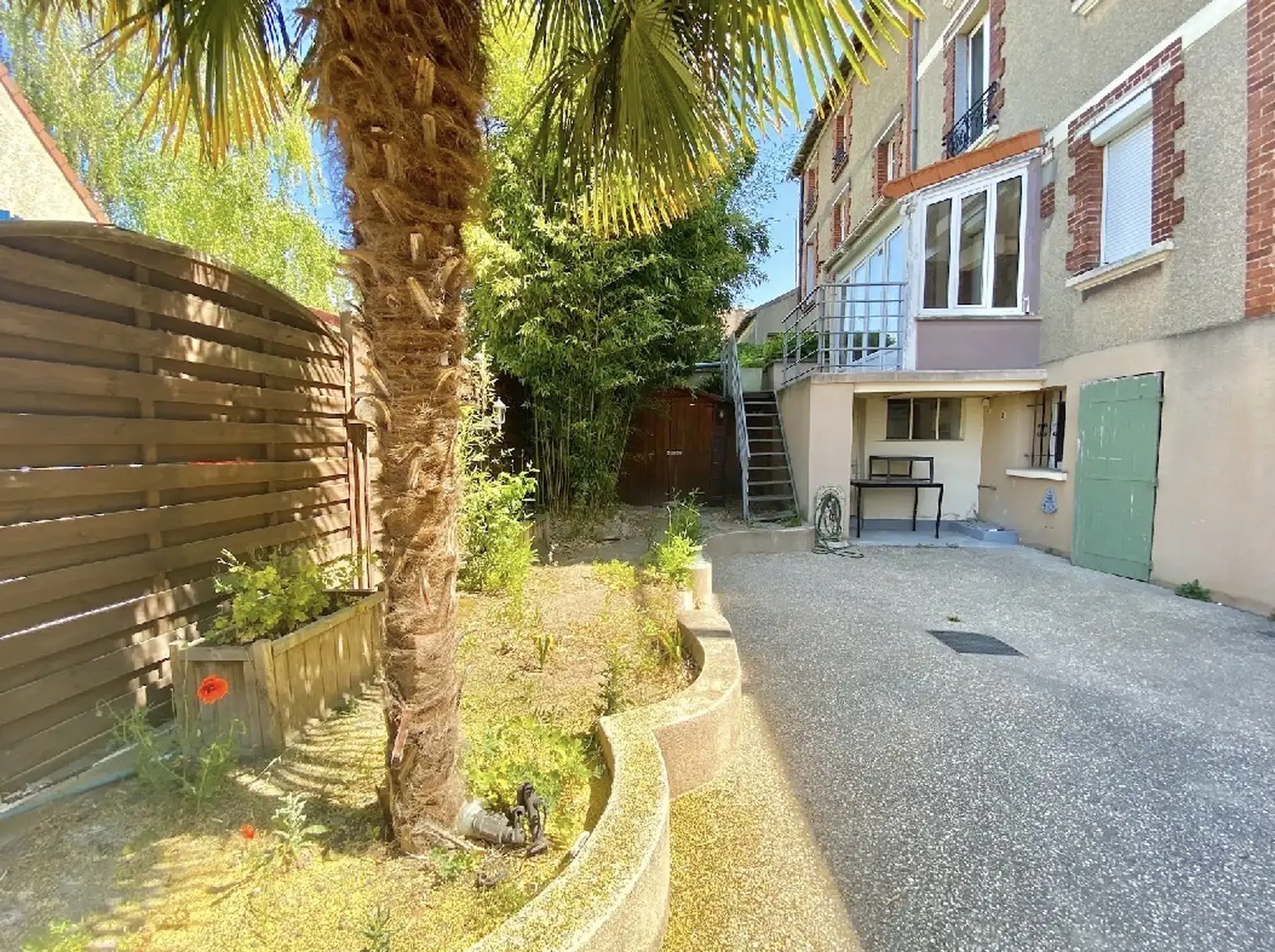 En exclusivité maison à vendre à Nanterre, charmante maison des années 1930 de 170 m2 avec 5 chambres, jardin, garage et toit terrasse